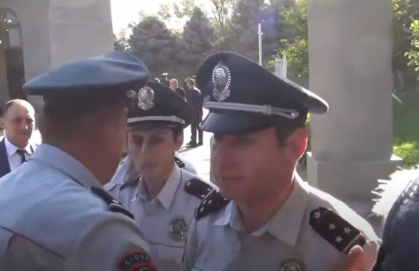 «Եռաբլուրում» ոստիկանները ու թիկնապահները թույլ չեն տվել լրագրողներին լուսաբանել Փաշինյանի այցը (տեսանյութ)